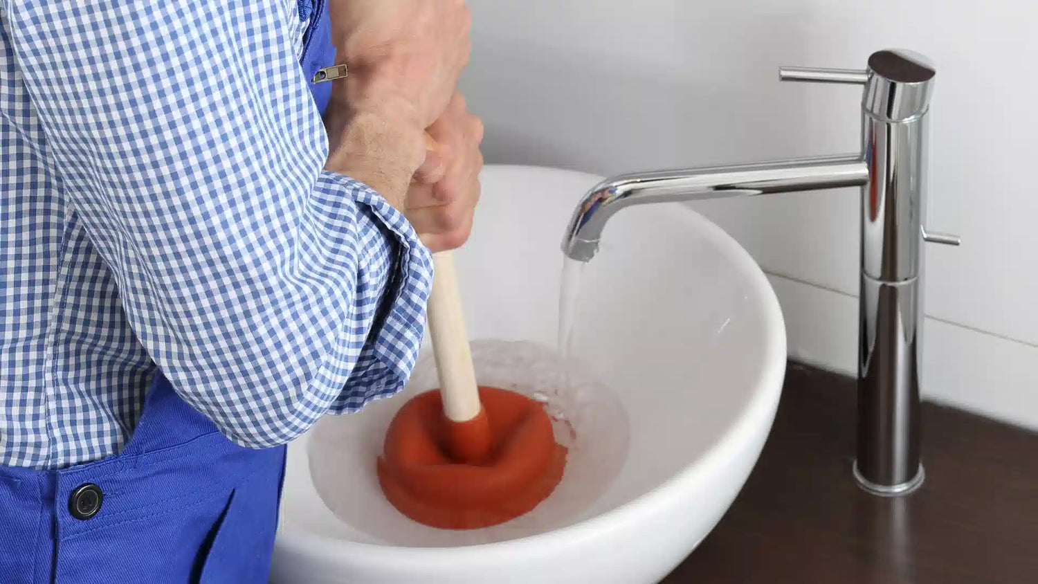 Abfluss verstopft – Was tun? Ursachen, Hausmittel & schnelle Hilfe