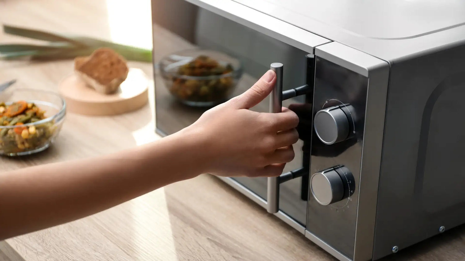 Mikrowelle reinigen: Die besten Tricks für ein frisches Gerät