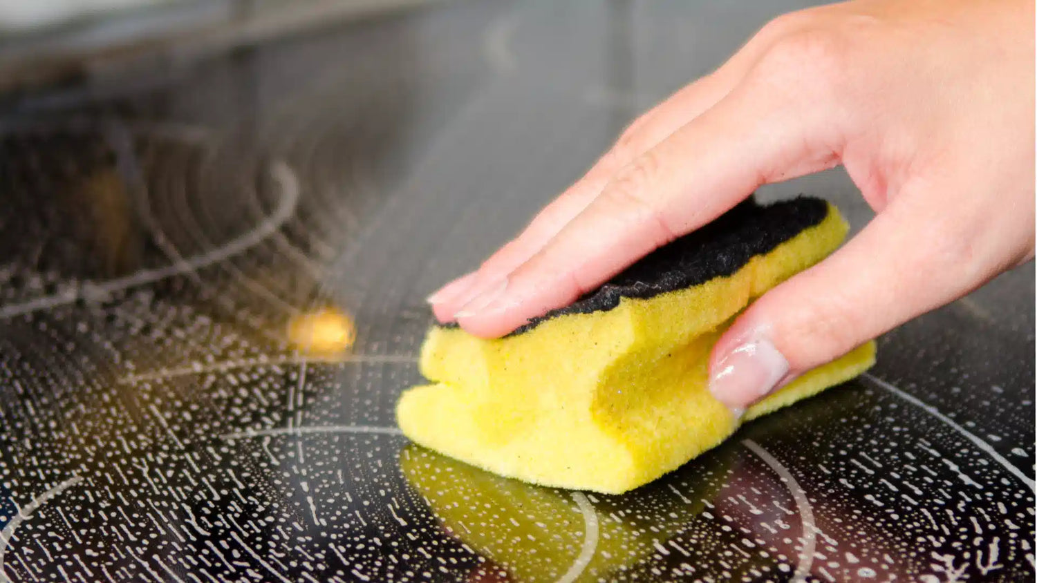 Ceranfeld reinigen – So wird es wieder streifenfrei sauber!