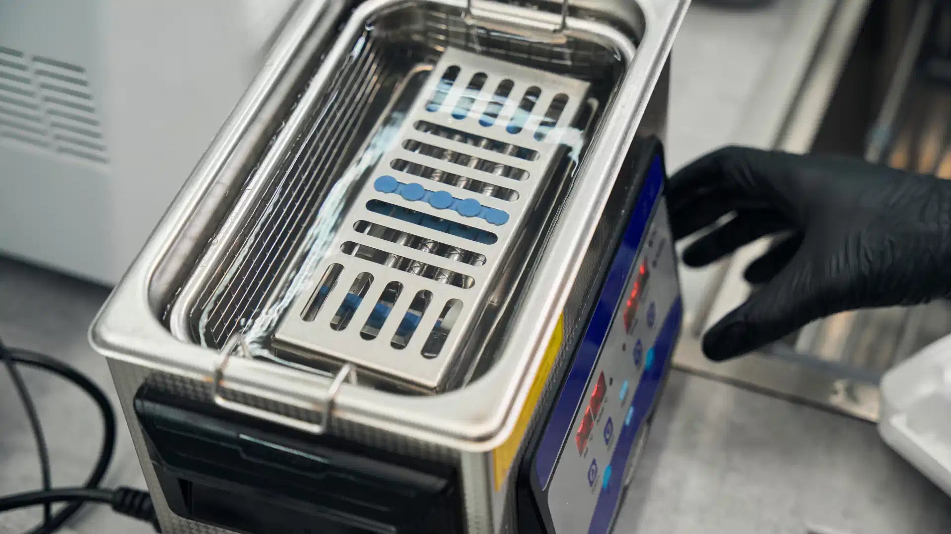 Was für eine Flüssigkeit kommt in einen Ultraschallreiniger?