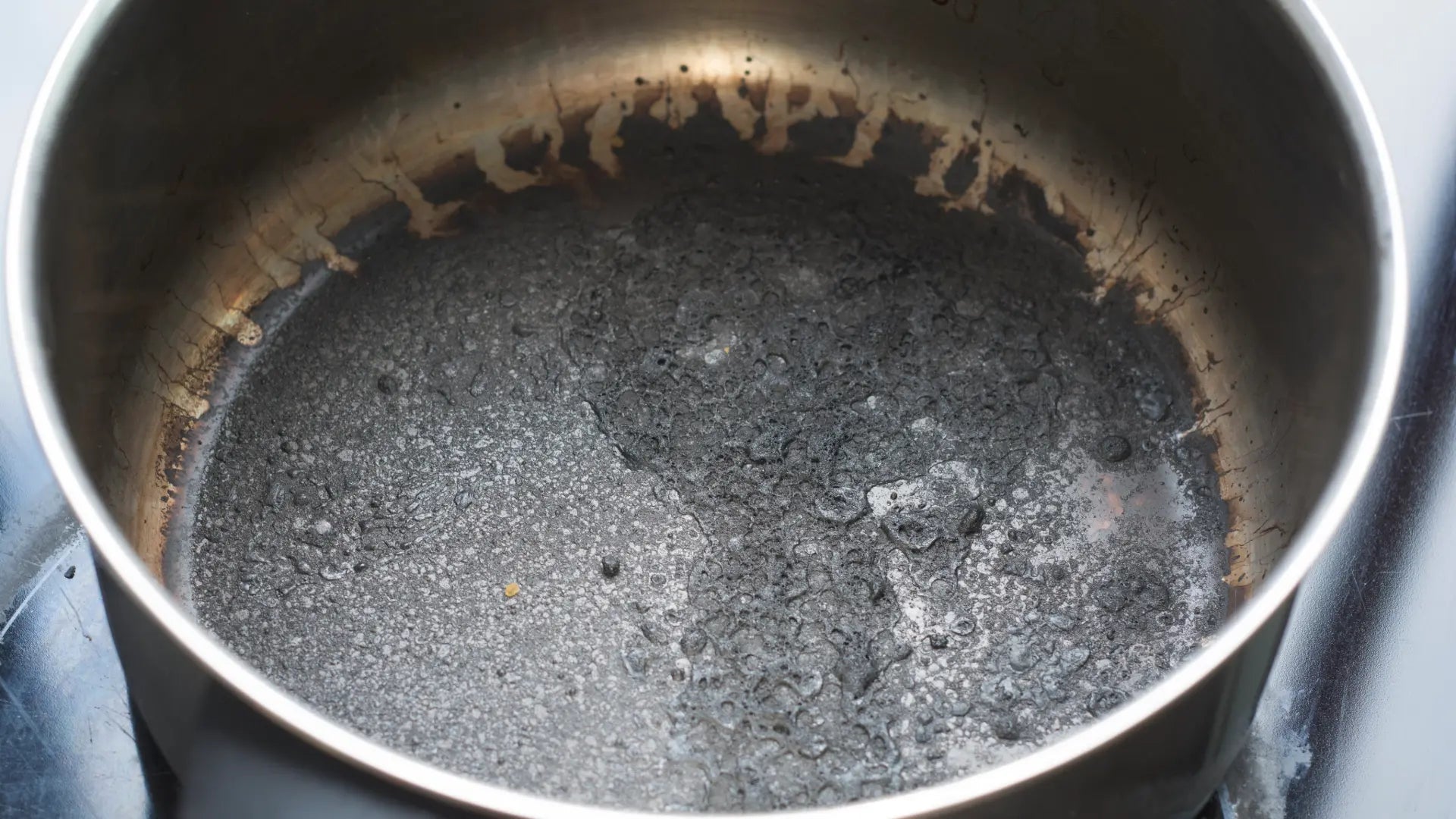 Eingebrannten Topf reinigen - einfach und effektiv