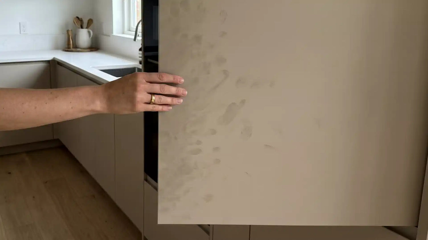 Küchenfronten reinigen: Fett & Fingerabdrücke streifenfrei entfernen