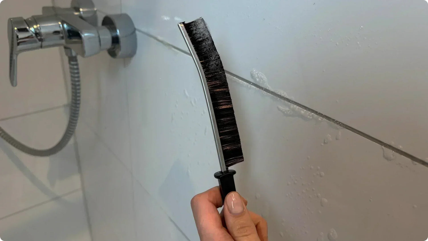 Fugen reinigen im Badezimmer