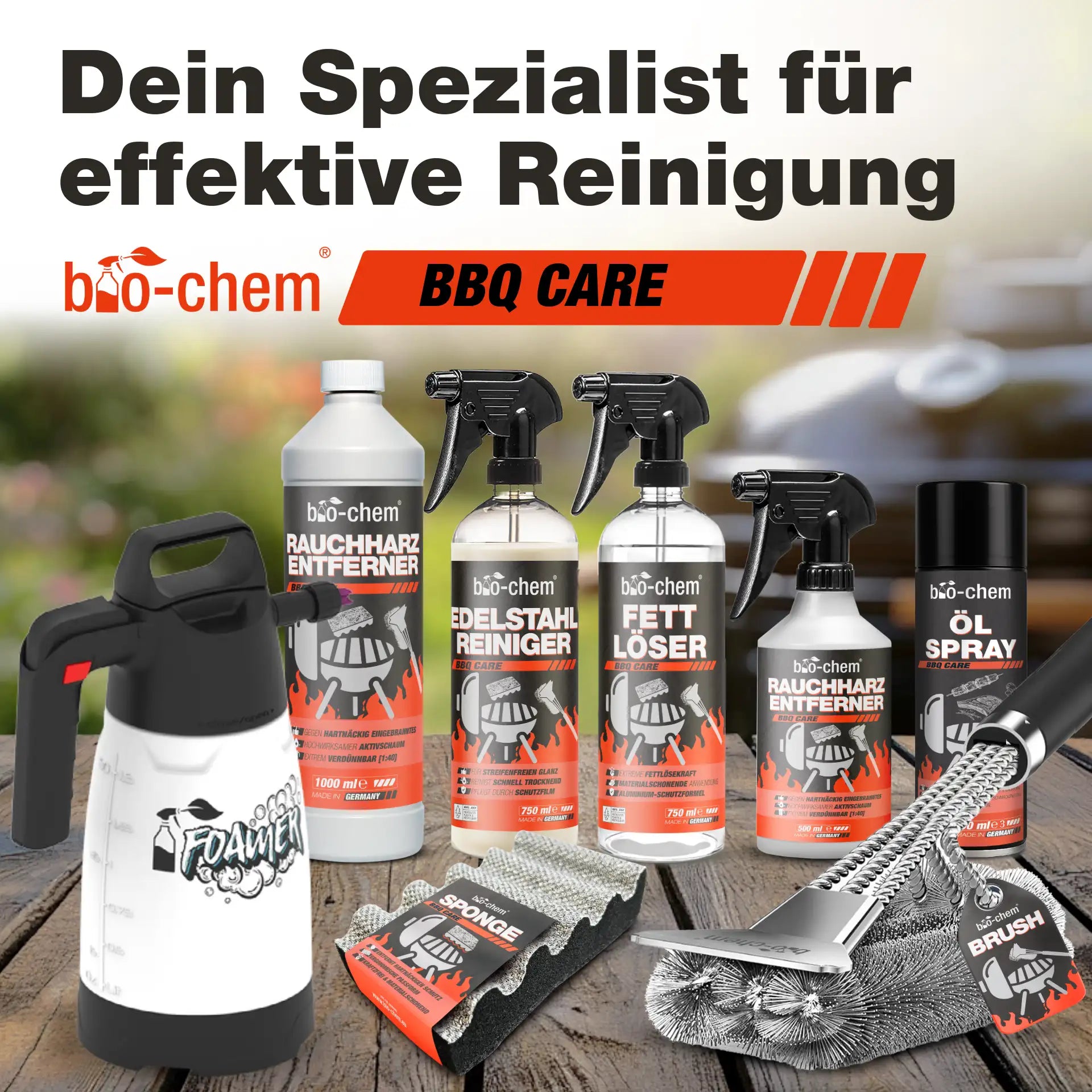 Mehrere bio-chem Grillreiniger und Zubehör wie Edelstahlschwamm, Bürste und Schaumsprüher vor Grill im Hintergrund