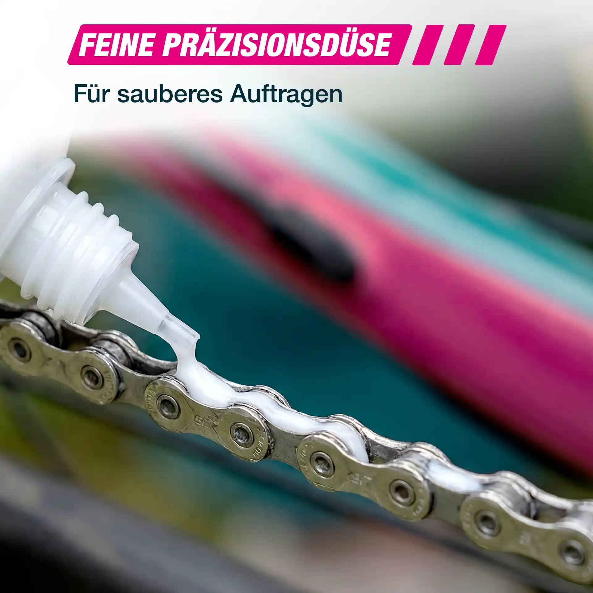 Präzises Auftragen von Kettenwachs mit der feinen Dosierdüse für saubere Ketten.