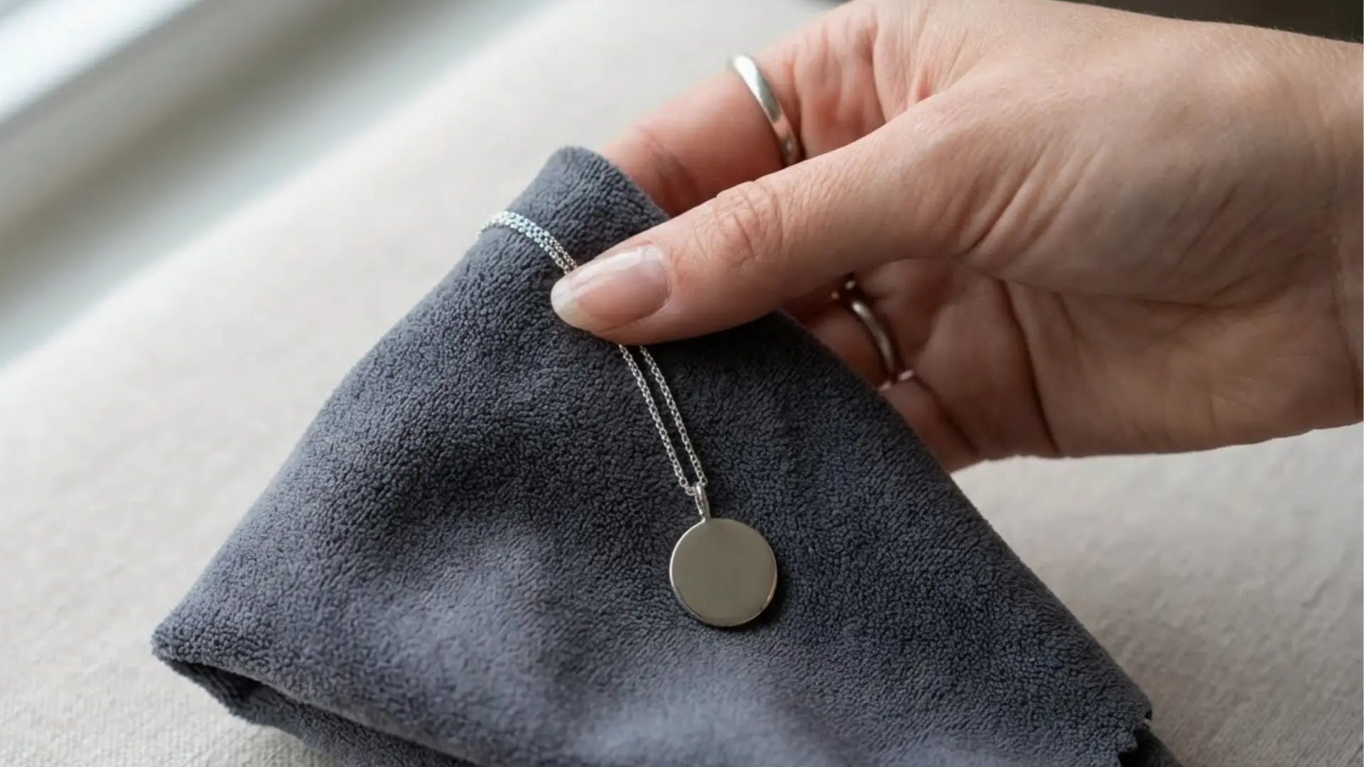 Ist es sicher Silber mit Aluminiumfolie und Backpulver zu reinigen?