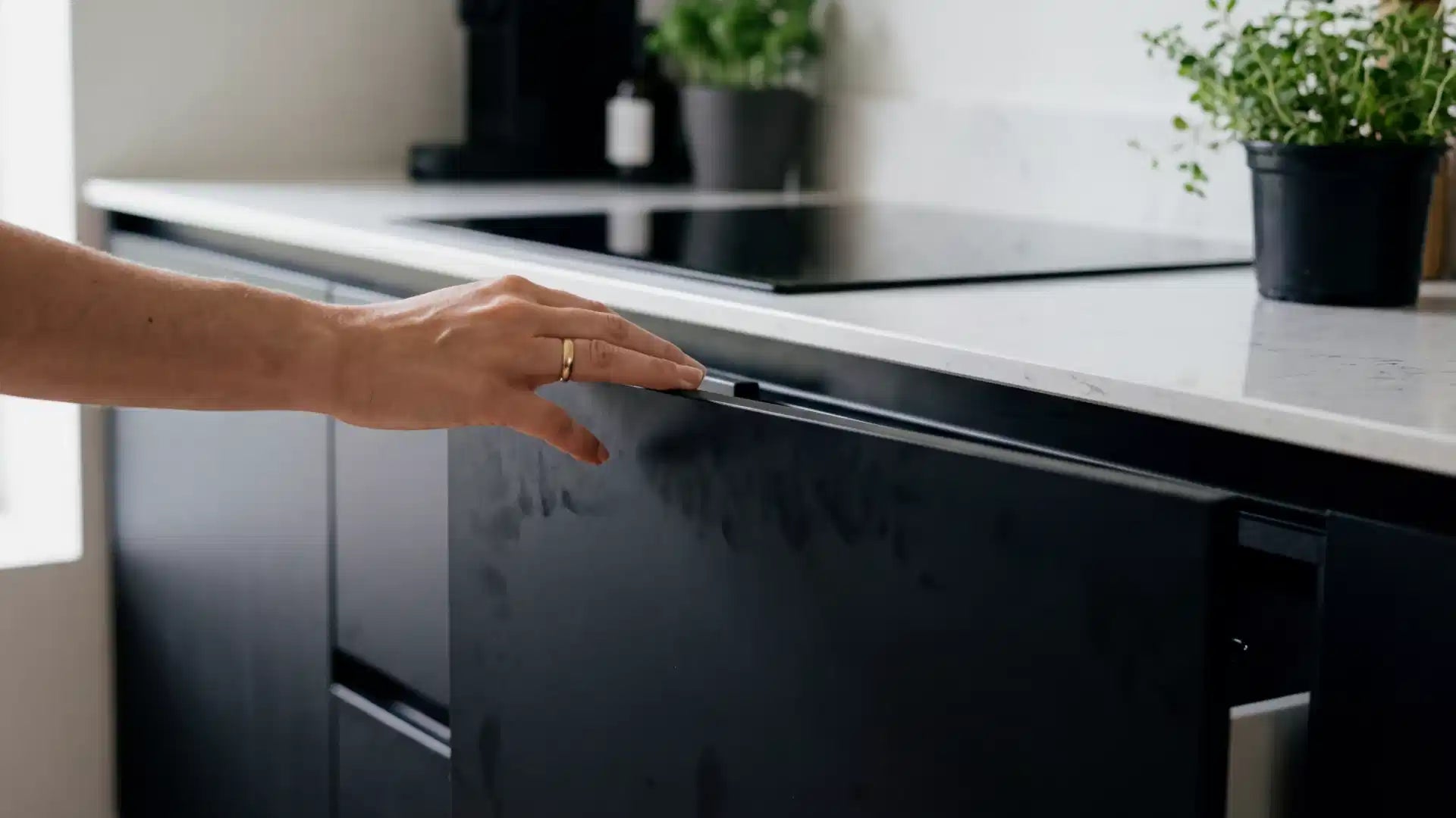 Küchenfronten reinigen: Fett & Fingerabdrücke streifenfrei entfernen