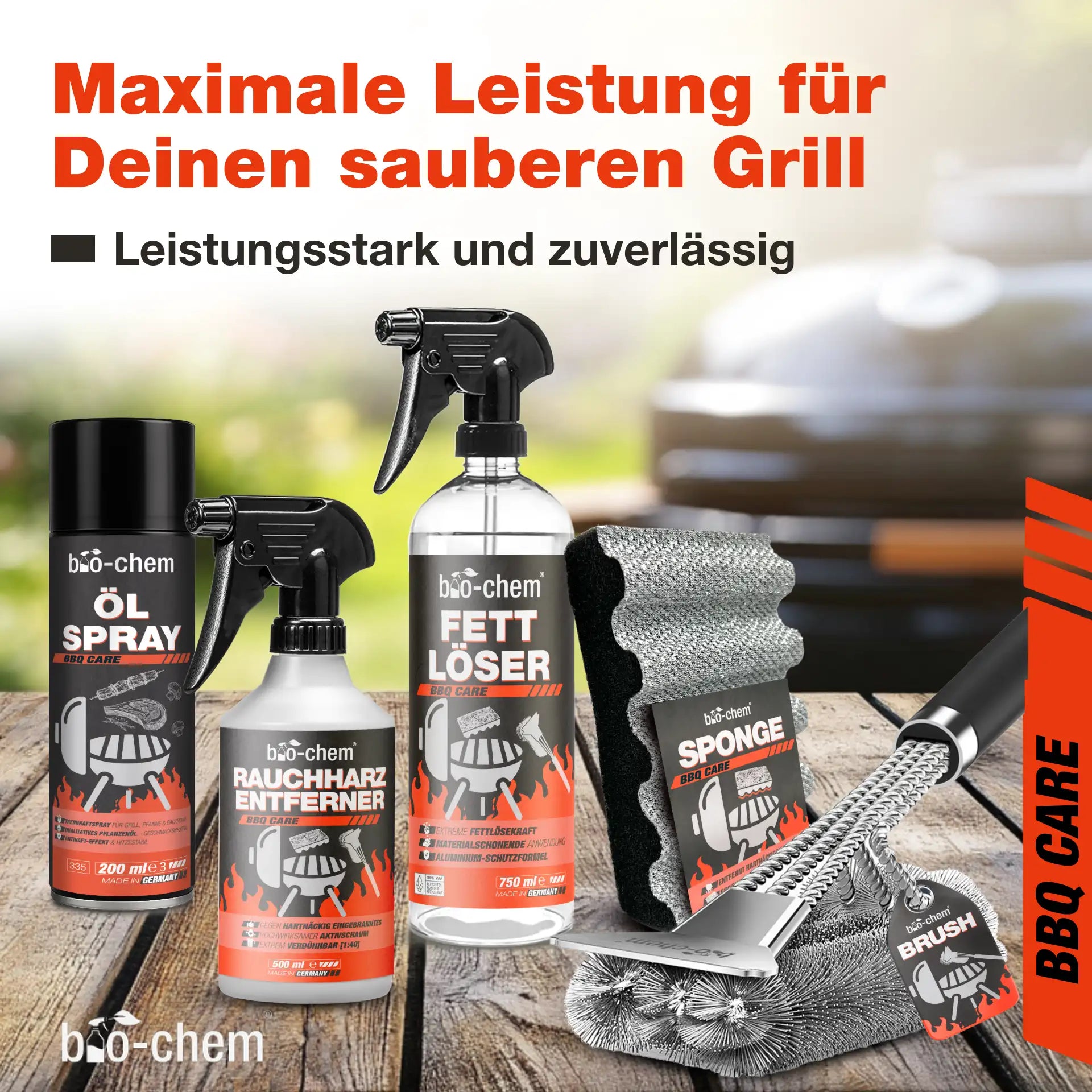 Komplettes bio-chem BBQ Care Grillreinigungsset mit Rauchharz-Entferner, Fettlöser, Ölspray, Grillbürste und Grillschwamm auf Holztisch vor Grill