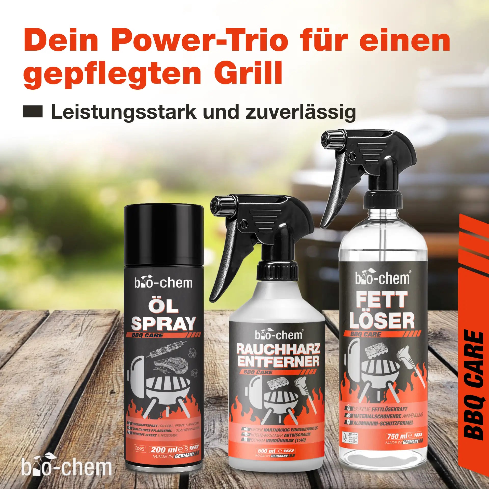 Fettlöser, Rauchharz-Entferner und Ölspray von bio-chem auf Holztisch vor Grill im Garten mit Schriftzug „Dein Power-Trio für einen gepflegten Grill“